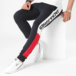 Meilleure affaire 😍 Pantalon Jogging Tricolore A Bandes Will Logo Blocking 12197199 Bleu Marine de Jack And Jones 🤩 -Jack And Jones Soldes jack and jones 260807 12197199 NAVY BLAZER 20210414T163007 03